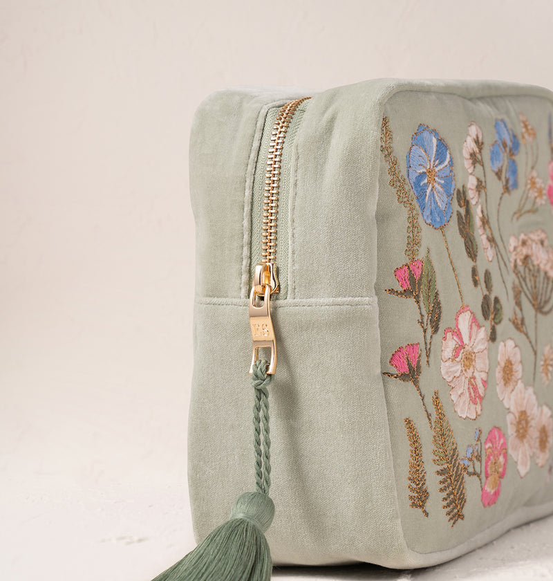 送料関税込【Elizabeth Scarlett】Pressed Flowers Embroidered Pressed Flowers Everyday Pouch – Elizabeth Scarlett