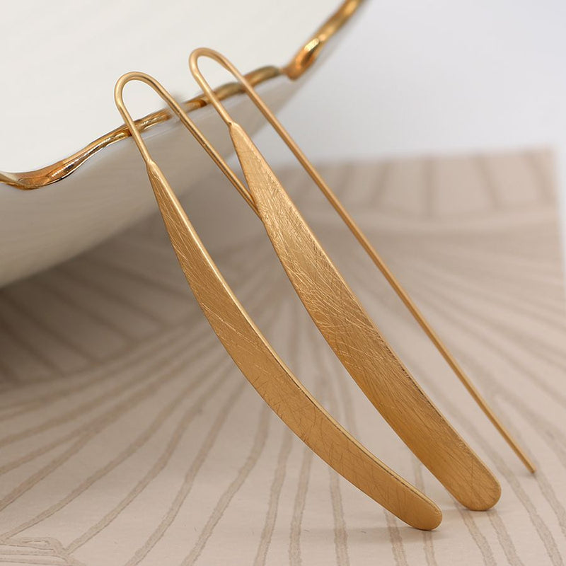Gold plated elegant scratched drop earrings